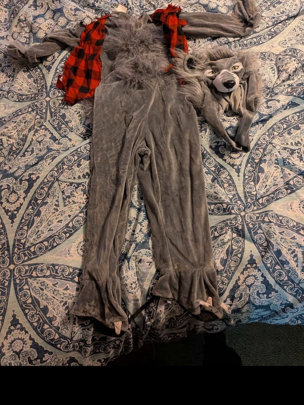 Size 5-6t Spirit Halloween.  Wolf Costume